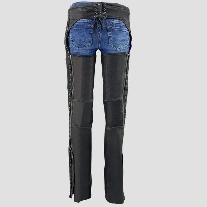 Achieve the perfect balance of rugged style and comfort with these men’s leather chaps, ideal for your biker or western outfit