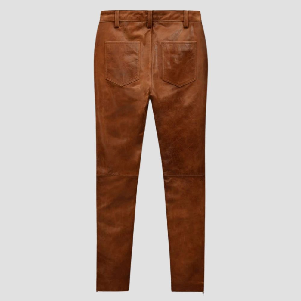 Men’s brown leather trousers with a tailored fit, ideal for trendy outfits.