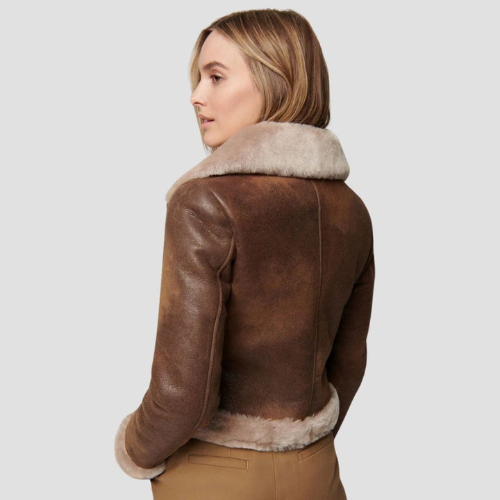  Stay cozy and fashionable with this chic shearling leather jacket for women. Ideal for everyday winter wear, it combines soft shearling with sleek leather for a timeless look.