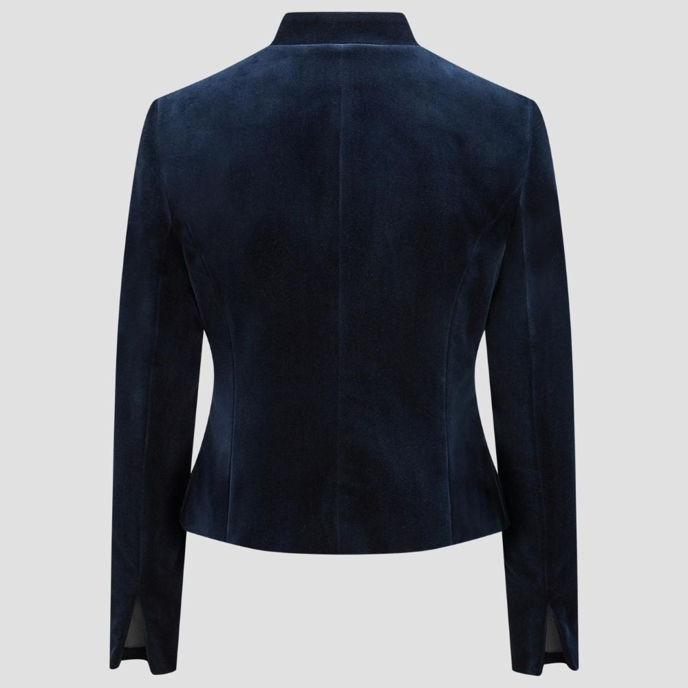 Celebrate in comfort with this women’s suede Bavarian jacket. Its luxurious suede fabric and classic design make it perfect for any cultural event or festival.