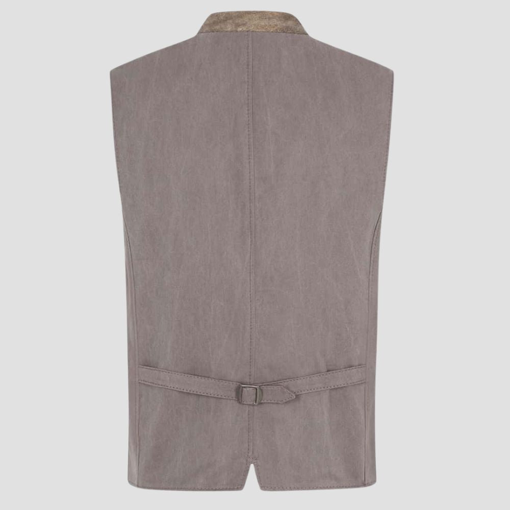 This men’s leather Trachten vest, with elegant Bavarian embroidery, offers a perfect blend of tradition and modern style for any festival.