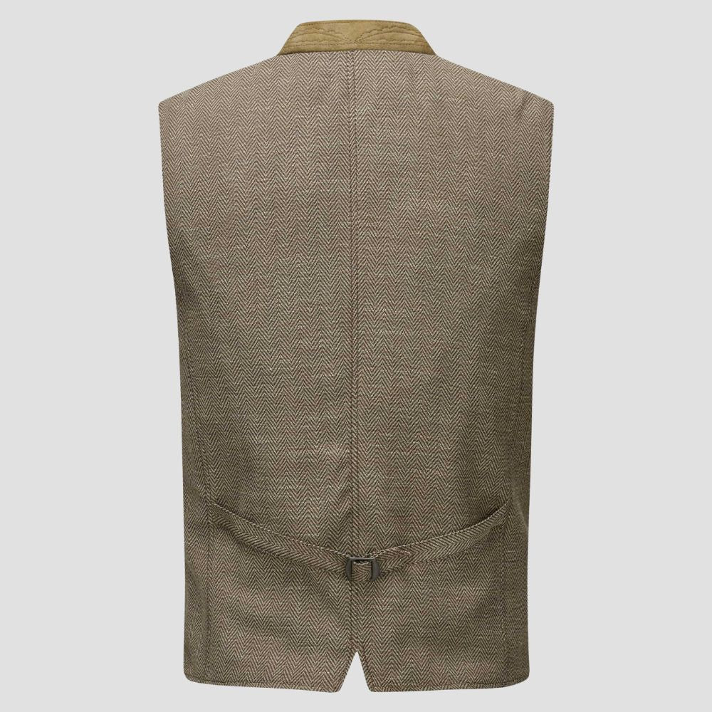 This men’s Trachten vest with intricate embroidery is the perfect choice for any cultural or folk festival, combining comfort and heritage.