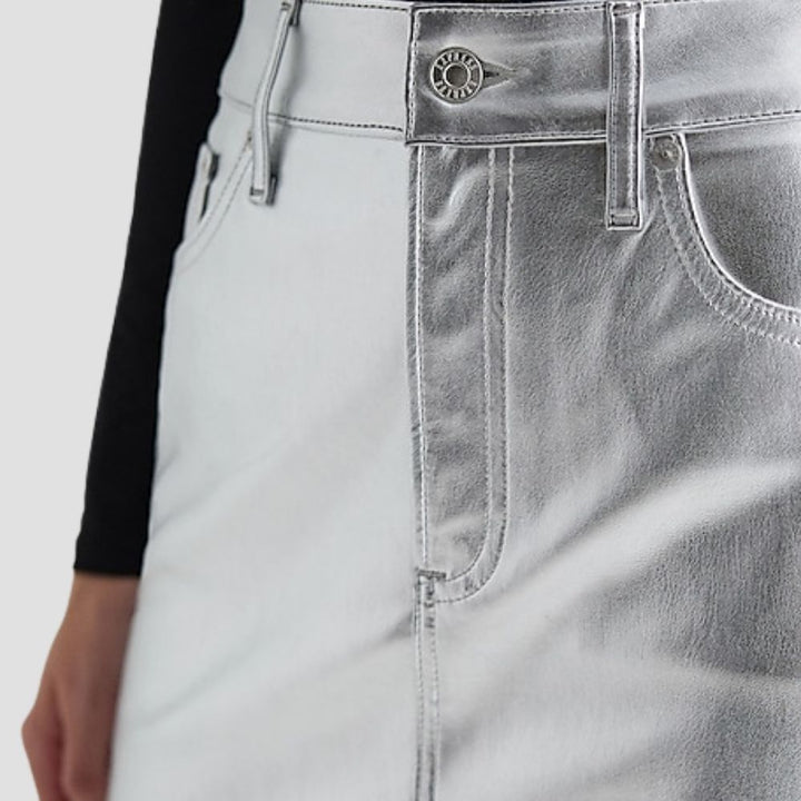  Elevate your fashion game with this elegant silver metallic skirt. Its sleek, reflective design adds a glamorous edge, perfect for both casual and dressy occasions.