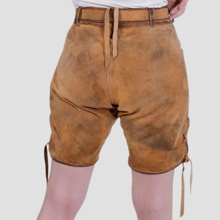  These women’s authentic lederhosen with side laces offer the perfect combination of style and adjustability. Ideal for festivals, ensuring comfort throughout the day.