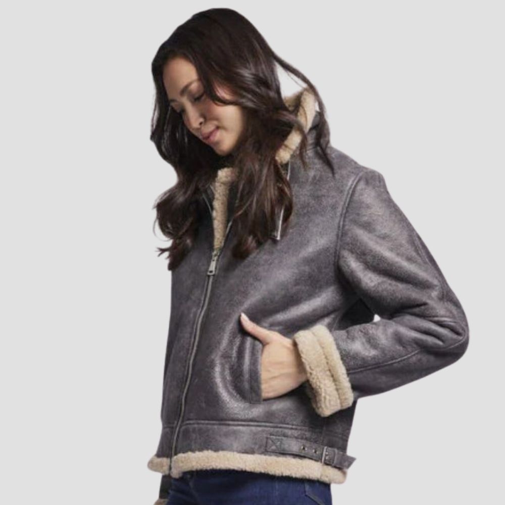 Stay stylish and warm with this high-end fur-lined leather jacket for women. Ideal for layering, it blends luxurious fur with premium leather for a chic winter look.