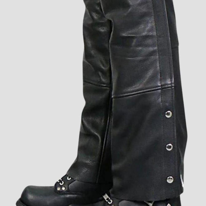 Ideal for riding and adventure, these men’s leather chaps provide comfort, durability, and classic style for all your outdoor pursuits