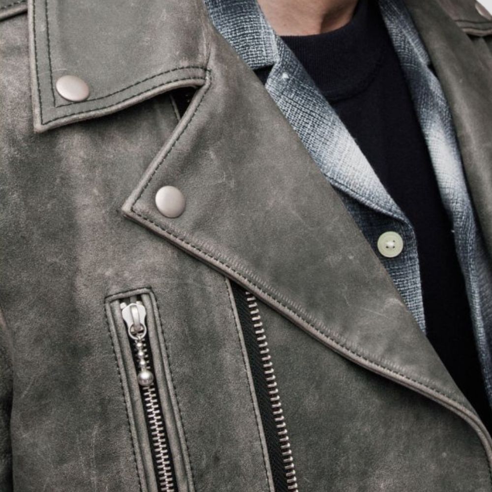 Ride in confidence with this premium classic men’s motorcycle jacket, designed for a stylish and safe road adventure.