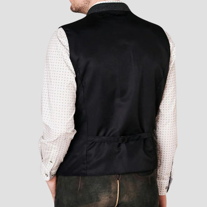 This men’s traditional Trachten vest is the ideal choice for any German cultural occasion, blending comfort with heritage.