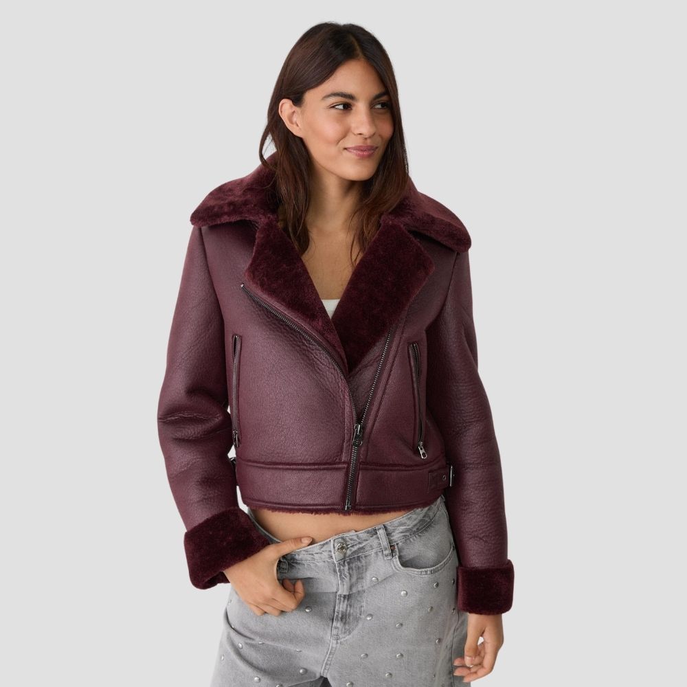  Stay warm and stylish with this premium women’s B3 bomber jacket. Designed for ultimate cold weather protection, it features a plush shearling lining and durable leather.