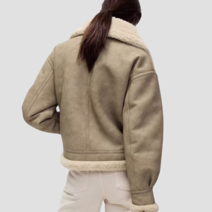 This women’s Sherpa leather jacket is made for stylish outdoor adventures. Offering both warmth and chic design, its Sherpa lining and leather make it a must-have for winter.