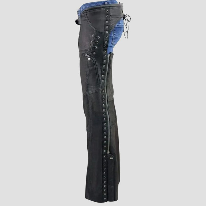 These high-quality leather chaps combine biker toughness and western fashion, giving you a rugged yet stylish look.