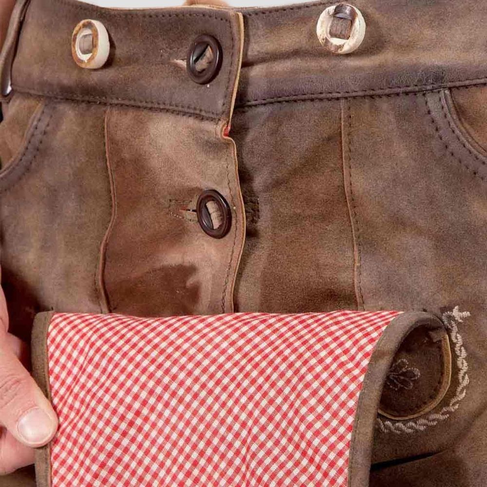 Elevate your Oktoberfest fashion with these stylish women’s lederhosen. Combining tradition with a modern twist, they’re a must-have for the festival season.