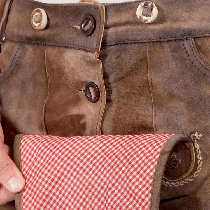 Elevate your Oktoberfest fashion with these stylish women’s lederhosen. Combining tradition with a modern twist, they’re a must-have for the festival season.