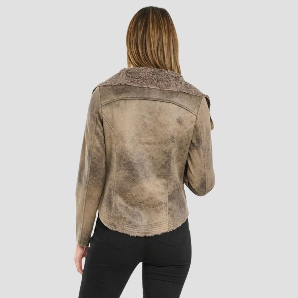 Shop this timeless women’s leather jacket with curly merino fur lining for a sophisticated outfit. The soft merino fur and durable leather create a stylish, cozy finish.
