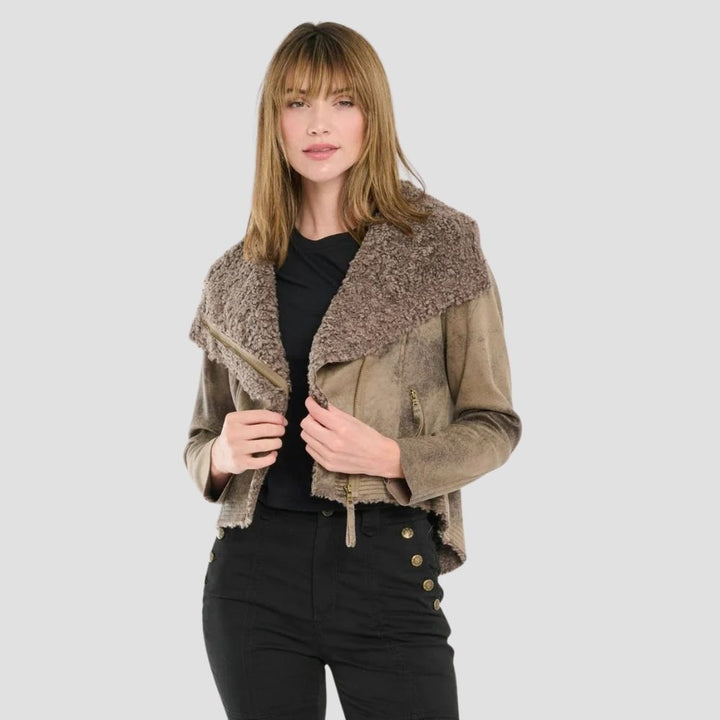 Elevate your style with a timeless women’s leather jacket featuring curly merino fur lining. The soft fur and premium leather create a warm and sophisticated look.