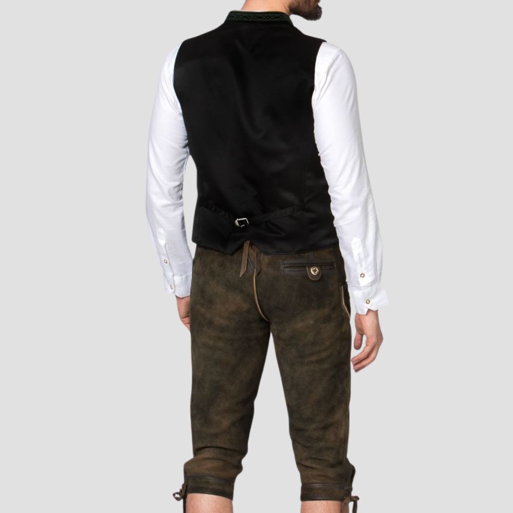 Experience the perfect combination of tradition and luxury with this velvet Trachten waistcoat, designed for the modern man who values elegance and style.