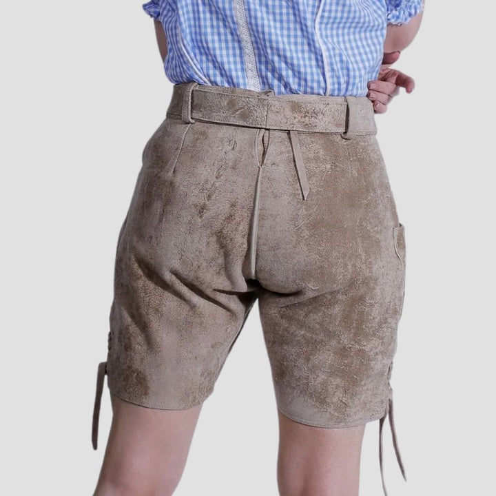  Experience the beauty of traditional Bavarian attire with these women’s lederhosen, featuring detailed stitching for an elegant and authentic look at cultural events.