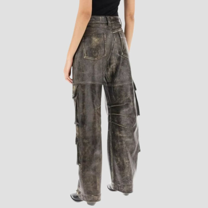 These cargo leather pants are perfect for creating multiple outfits. Whether for day or night, they’re always on point!