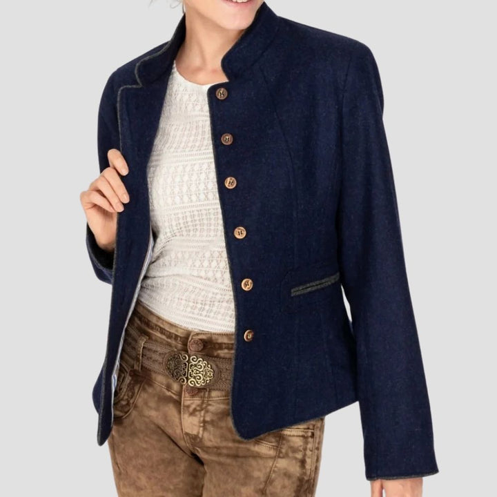 This women’s German Trachten coat offers the perfect blend of cultural style and modern fashion. Ideal for Oktoberfest and other traditional Bavarian celebrations.