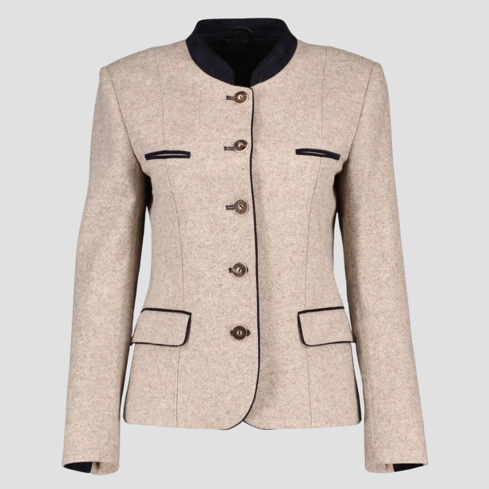 mbrace Bavarian tradition with this stylish women’s Trachten jacket. Perfect for cultural celebrations, it offers a stylish, modern look with traditional touches.