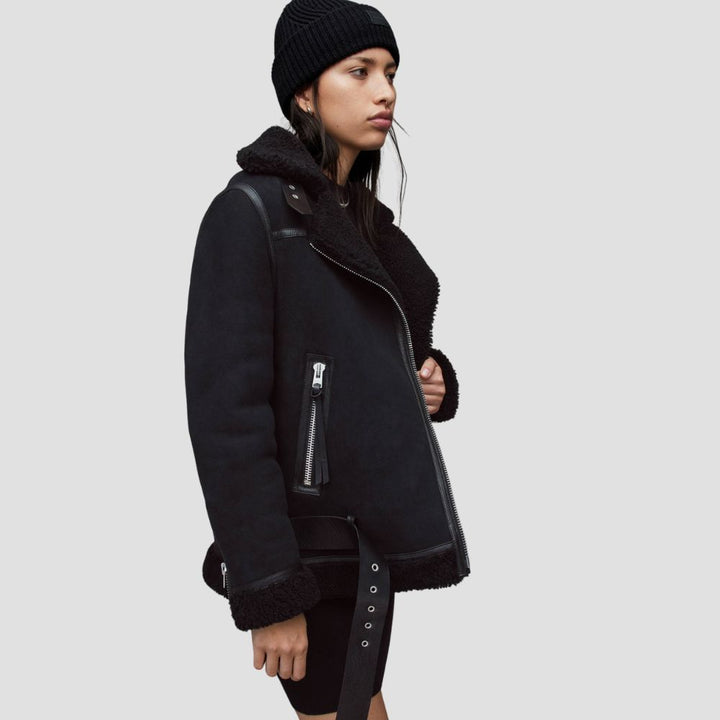This women’s shearling leather jacket offers a bold take on winter fashion. The cozy shearling interior and sleek leather design make it both stylish and practical for winter wear.