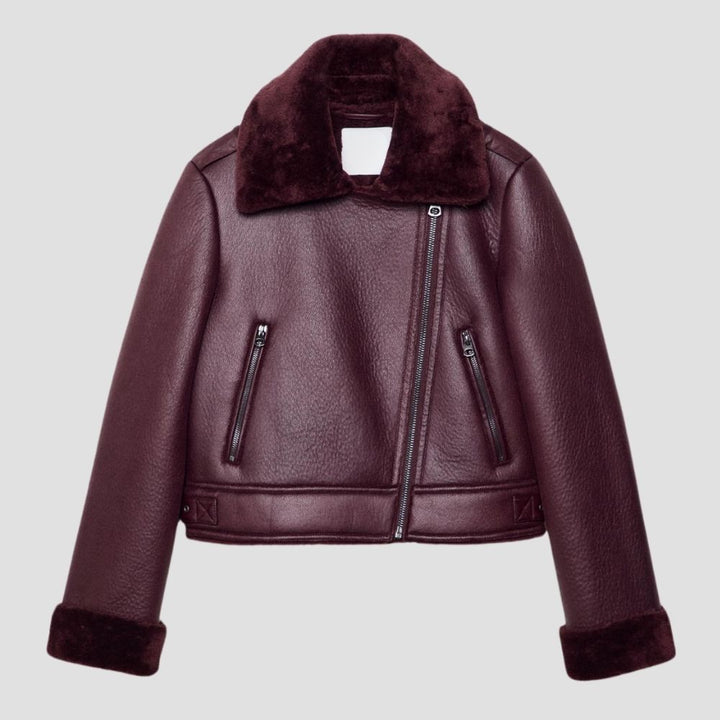 Stay comfortable and fashionable in this premium women’s B3 bomber jacket. Crafted for ultimate cold weather, it offers shearling warmth and a sleek leather finish.