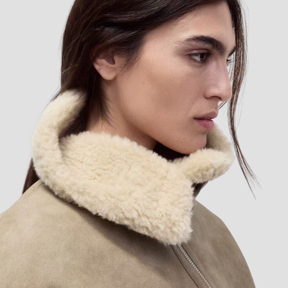 This women’s Sherpa leather jacket is the ultimate choice for stylish outdoor adventures. With a cozy Sherpa lining and sleek leather exterior, it ensures both warmth and flair.